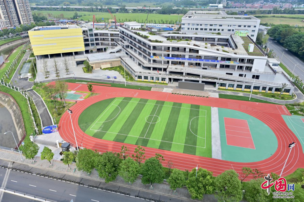 新学年新脸蛋 成都高新区再添新学校开半岛官方体育门“迎新”(图1)